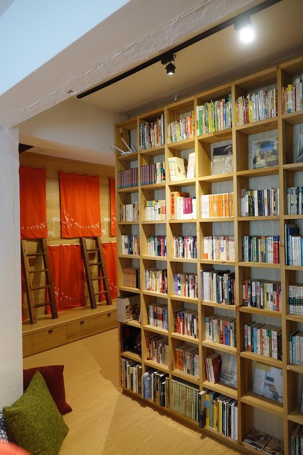 Cao Ji Book Inn Hostel ไถหนาน ภายนอก รูปภาพ